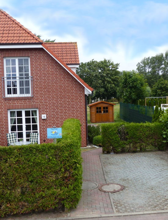 Außenansicht mit Parkplatz