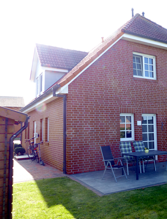 R&uuml;ckseite Ferienhaus mit Terrasse