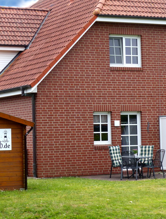 Rückseite Ferienhaus mit Terrasse