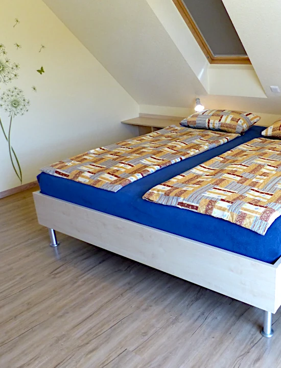 Schlafzimmer 1 mit Doppelbett und Dachfenster