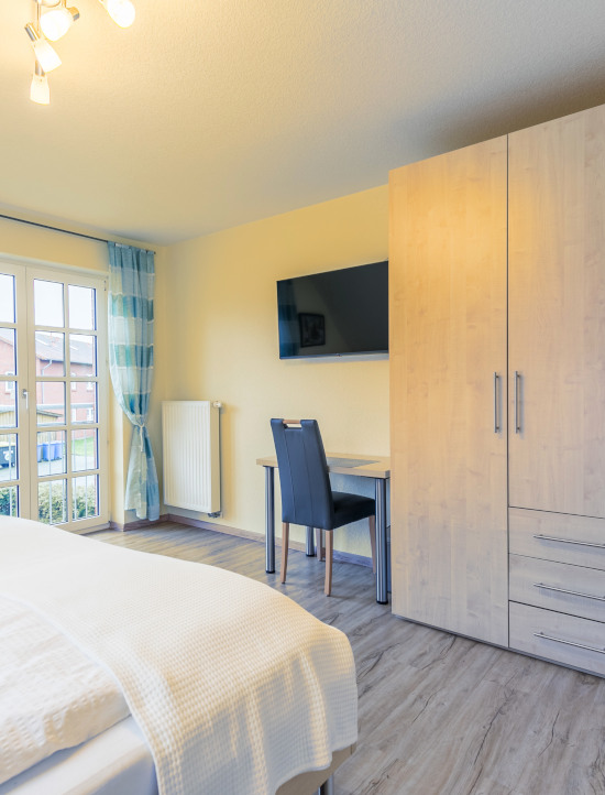 Großes Schlafzimmer mit großem Schrank