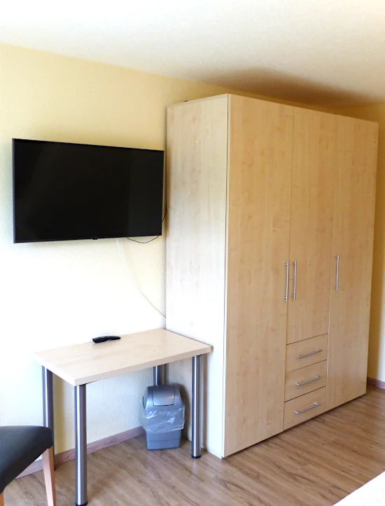 Großes Schlafzimmer mit großem Schrank