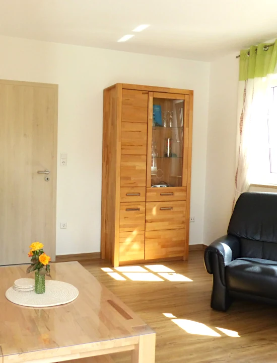 Wohnzimmer mit Schrank und Sessel im Ferienhaus